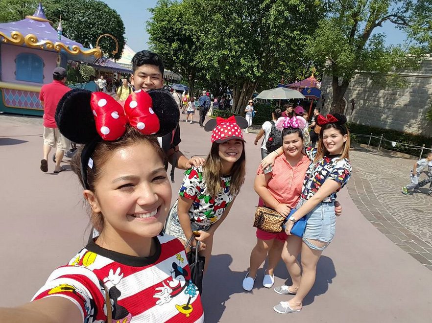 yna assistio in disneyland with family