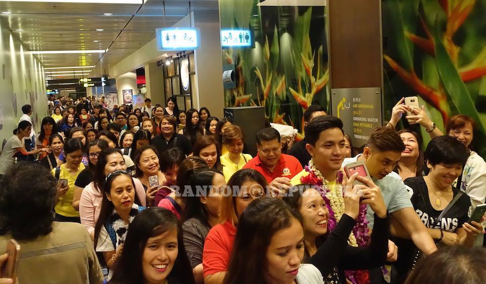 alden richards arrival in singapore for concert July 23, 2016 changi airport big crowd