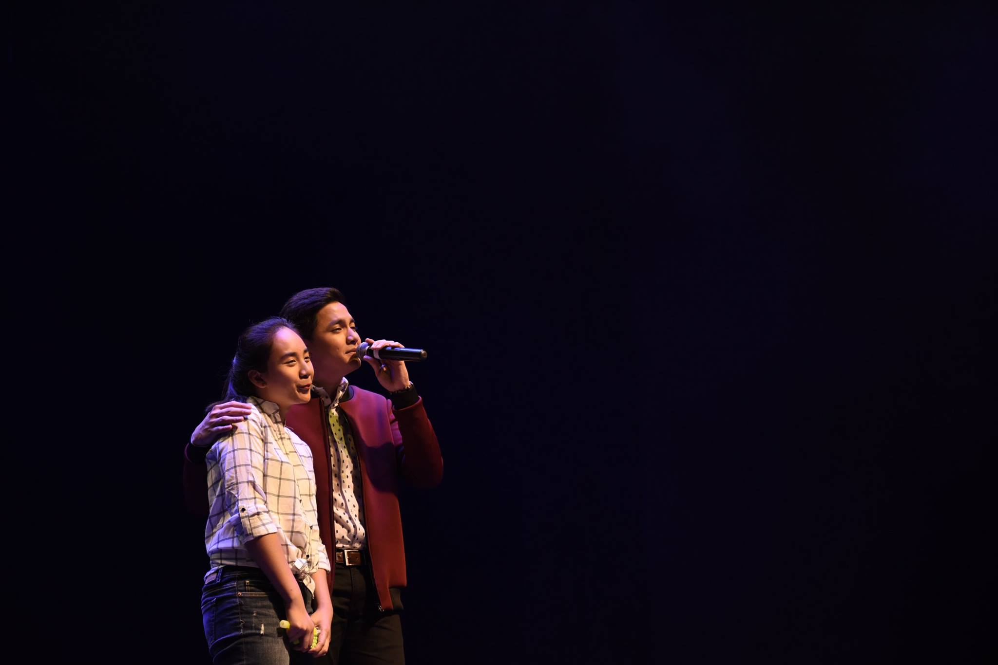 alden richards with a fan on stage serenade concert in singapore