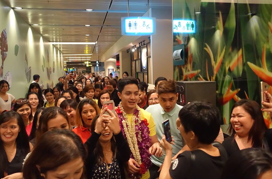 alden richards with big crowd in singapore