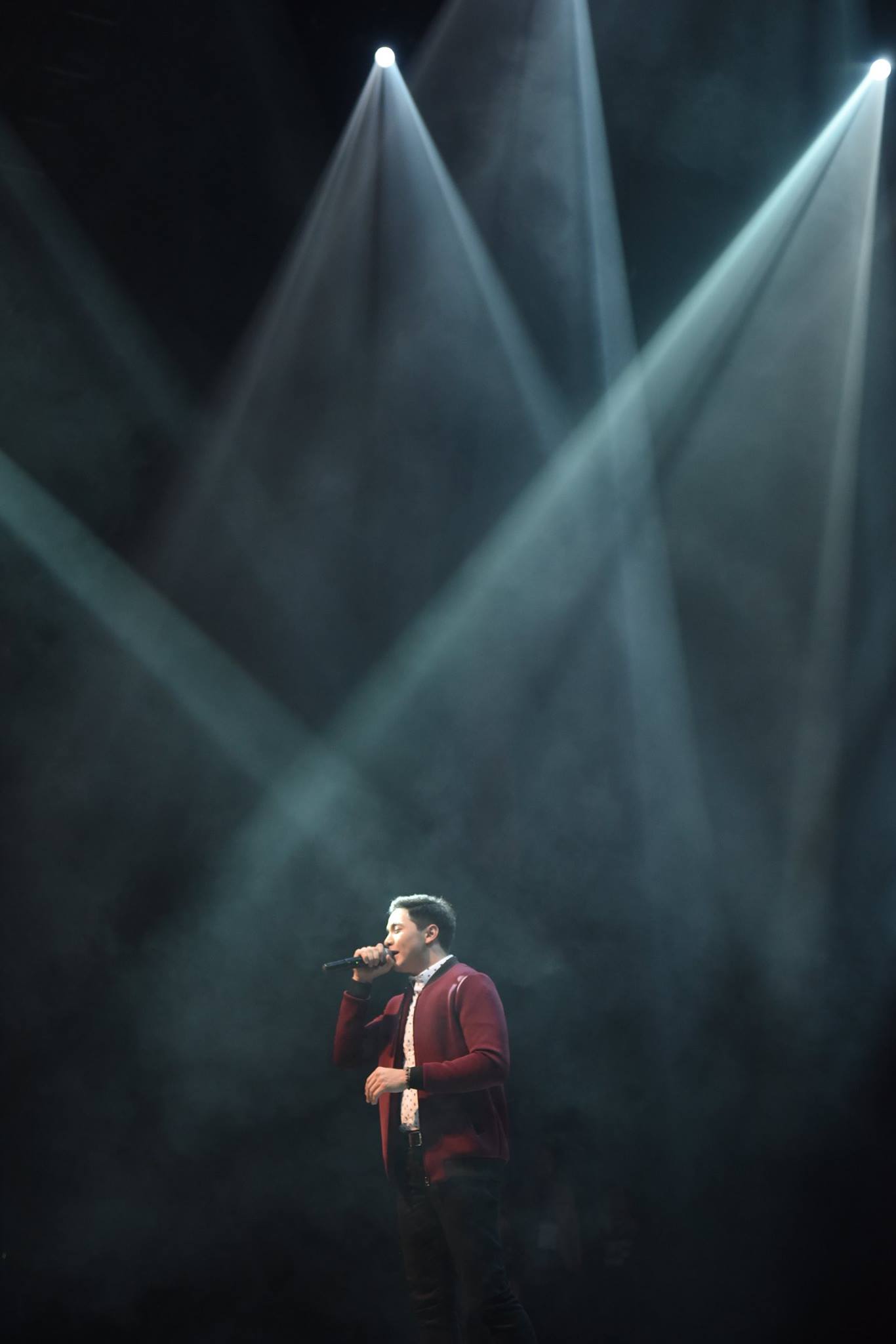 alden richards with lights on stage singing hosting concert in singapore pinoy celebrity hottest