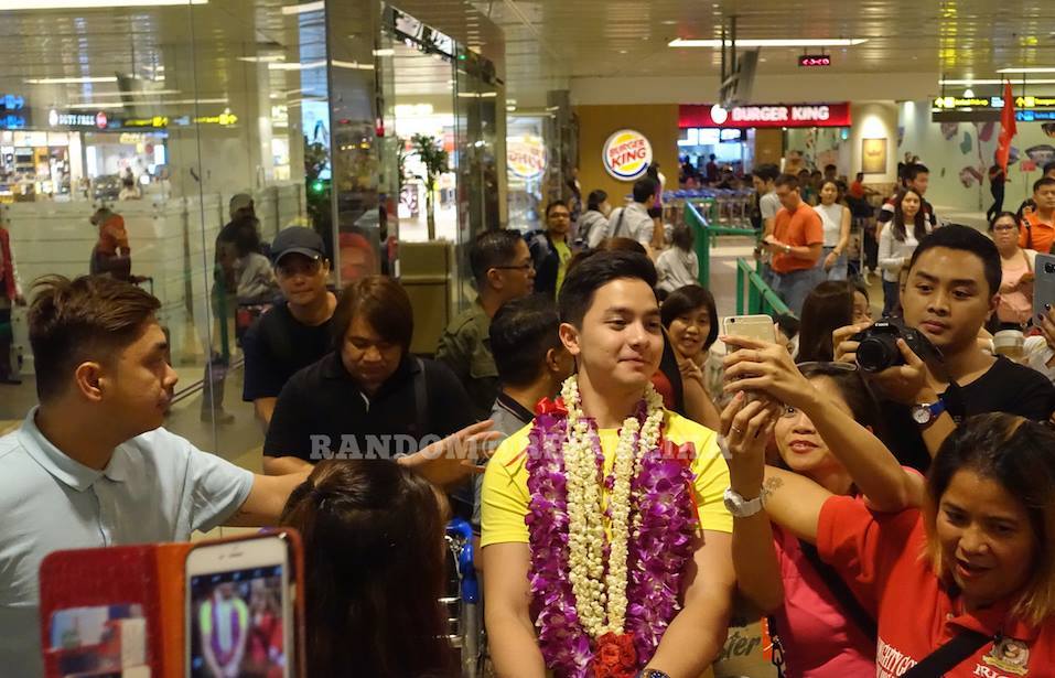 arrival alden richards arrival in singapore for concert July 23, 2016 changi airport big crowd selfie with fans yellow tshirt