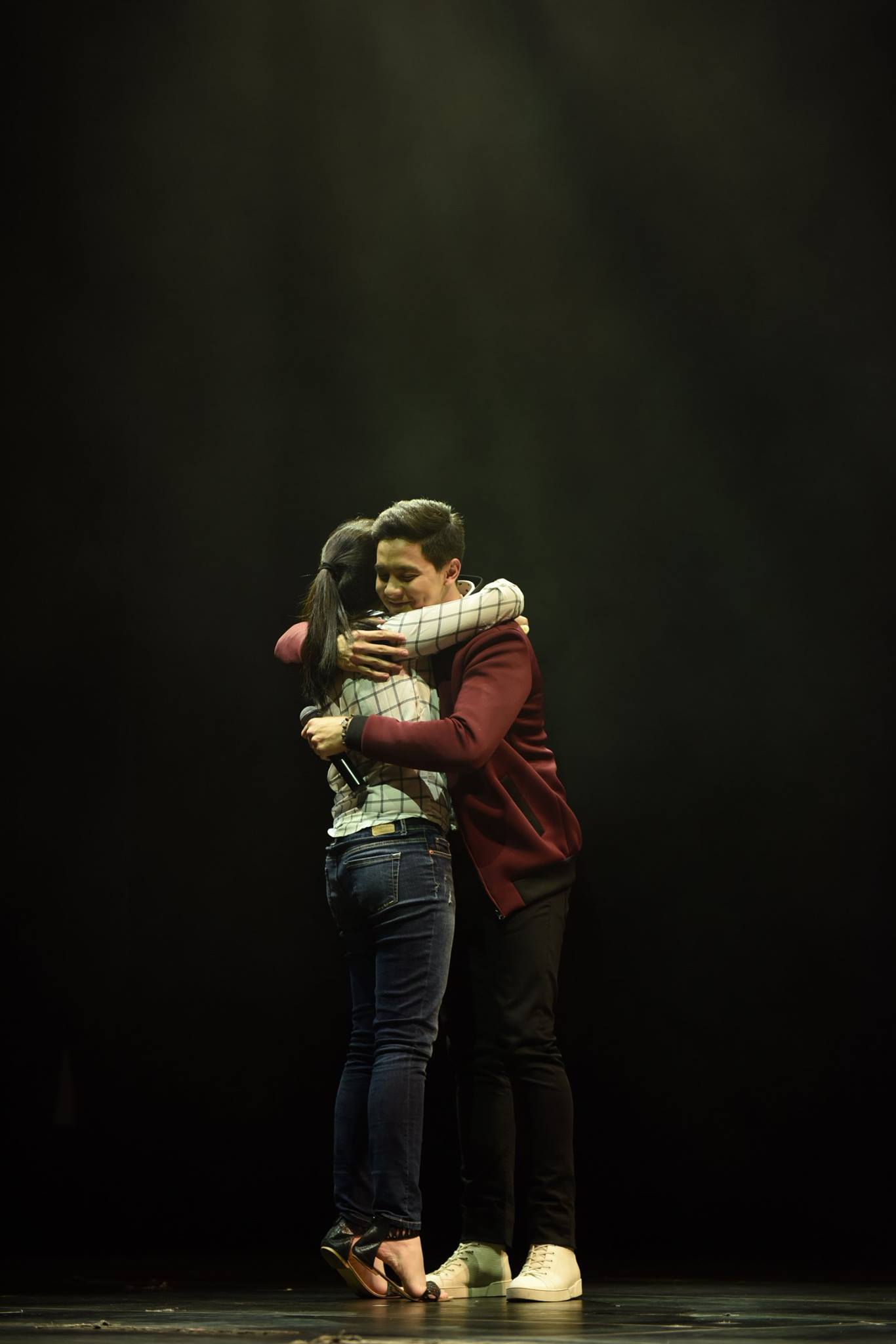 fan hugs alden richards on stage at one fine day with the bae concert in singapore