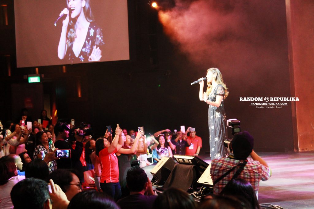 anne-curtis-with-audience-in-singapore-jampacked