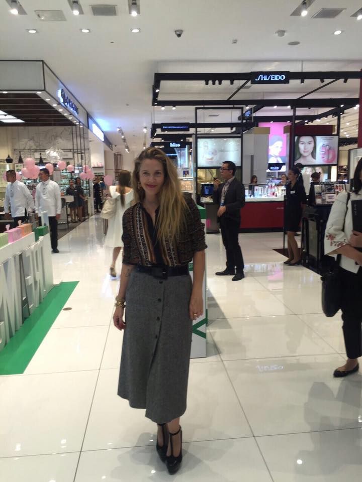 drew-barrymore-in-sm-makati-manila-philippines-spotted
