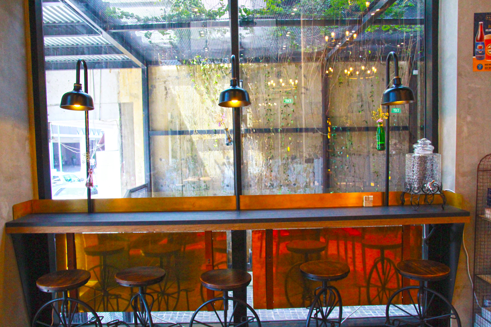 hotel-yan-singapore-cafe-nido-tables-interiors