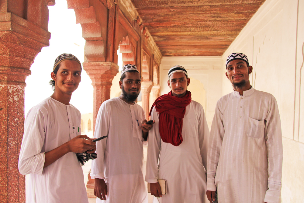 muslim-indians-at-agra-fort-students-india-youth