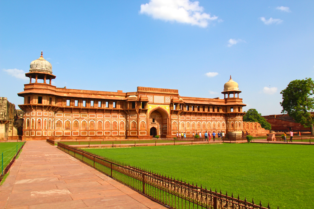 red-walls-of-agra-fort-in-india