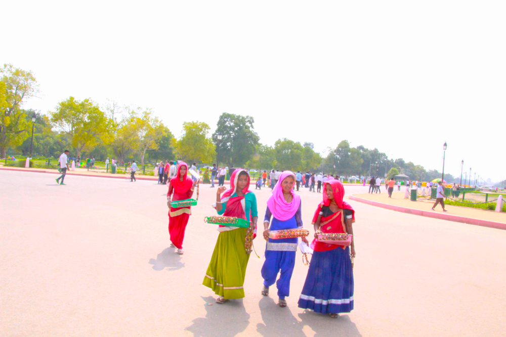 sellers-in-india-gate-delhi-female-in-colorful-local-outfits