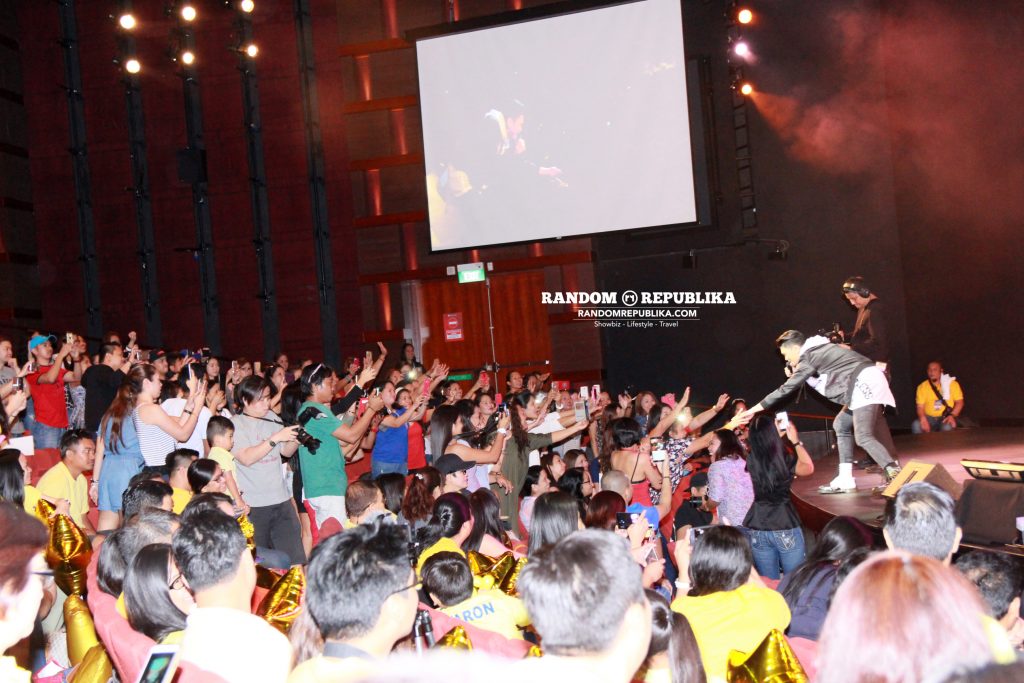 vhong-navarro-performs-concert-singapore-resorts-world-theatre-sentosa-kabayan-lets-go-shakes-hands