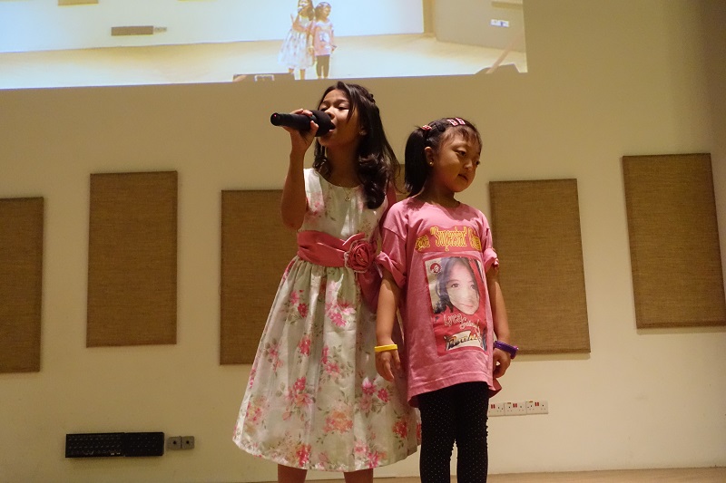 lyca-gairanod-with-kid-fan-on-stage-mor-live-in-singapore