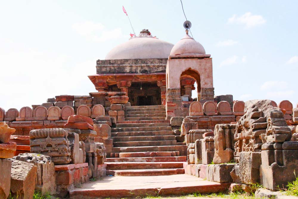 harshat-mata-temple-hindu-temple-near-chand-bhaori-stepwell-jaipur-goddess-of-happiness-facade-pillars